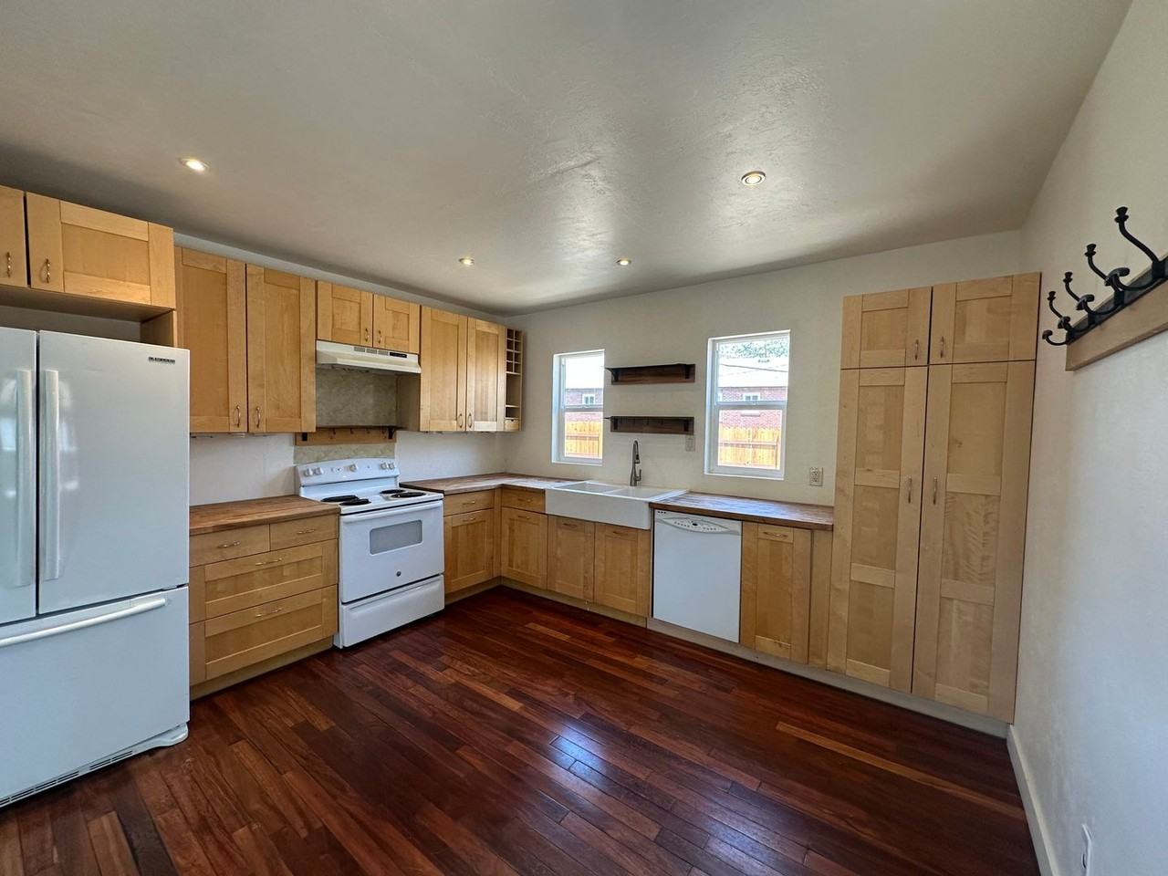 982 Vine St - Photo 7 of 16