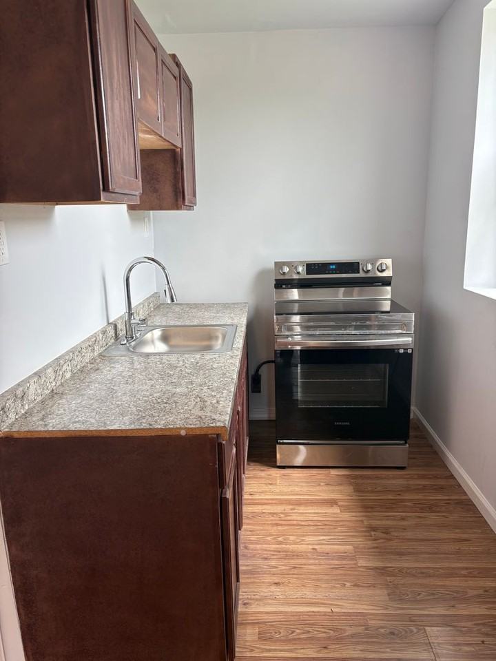 827-829 W 9th - Photo 7 of 16