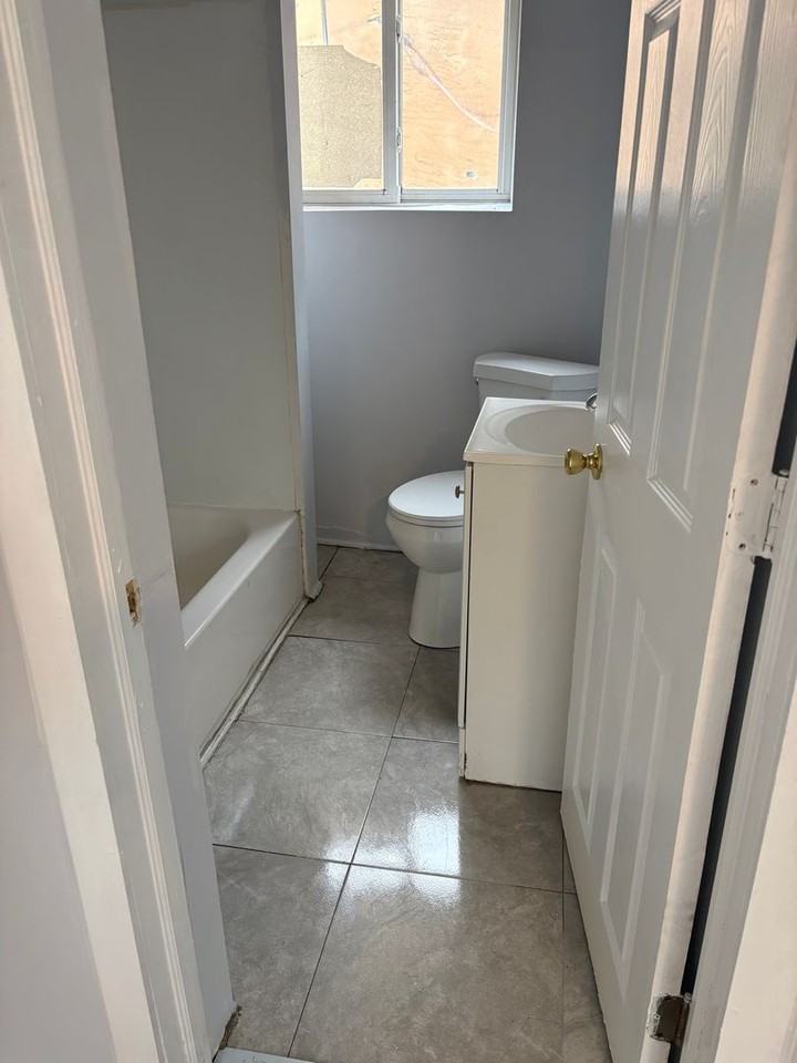 827-829 W 9th - Photo 3 of 11