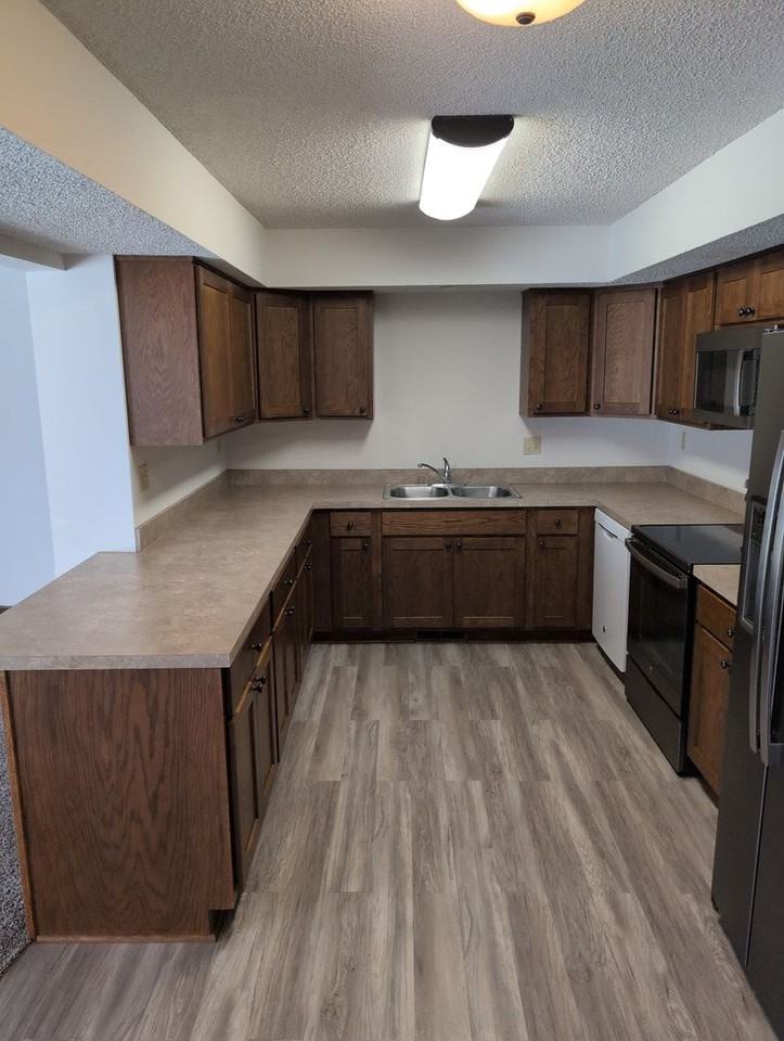 2216 Mirwyn Ct - Photo 7 of 32