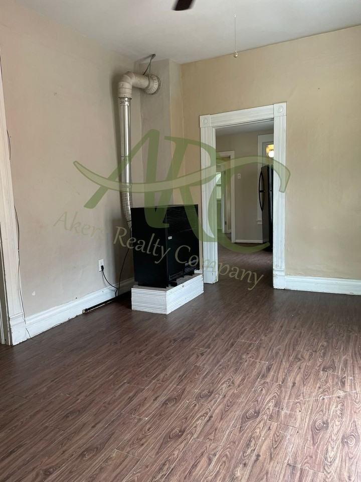 1216 Cedar St - Photo 4 of 13