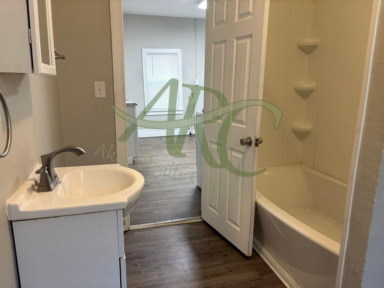 1610 W 18th St - Photo 6 of 11
