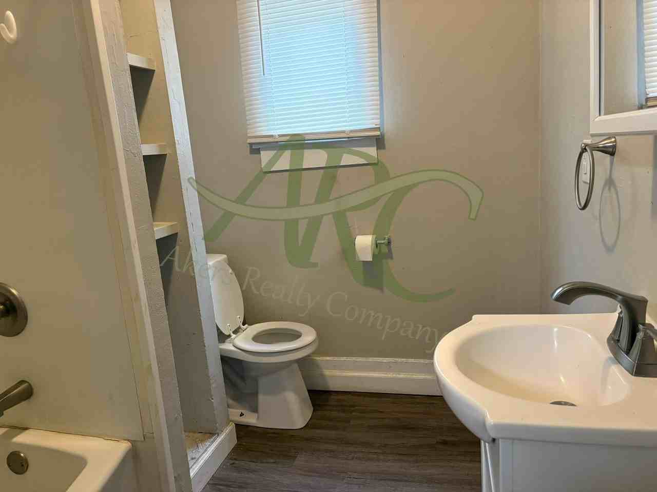 1610 W 18th St - Photo 7 of 11