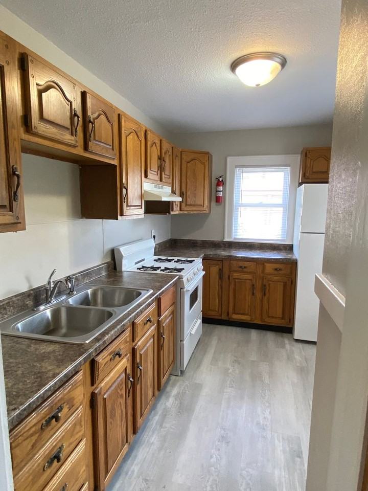1340 L Ave Ne - Photo 3 of 12