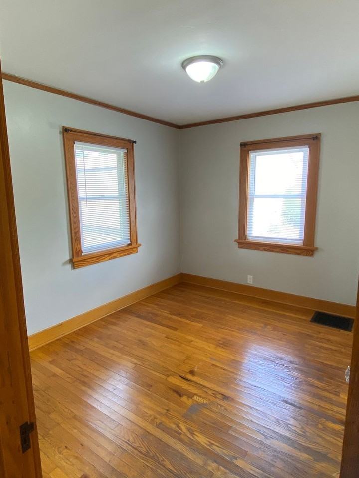 1340 L Ave Ne - Photo 4 of 12