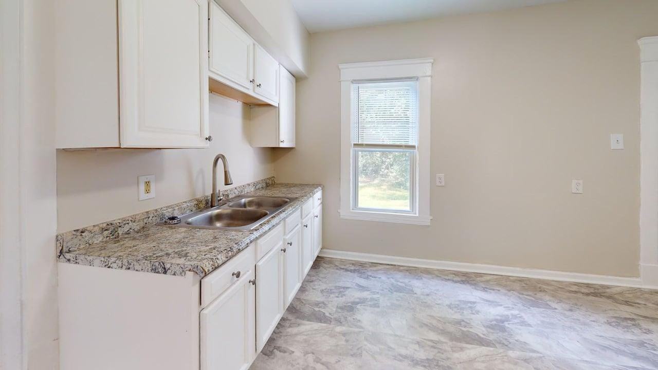 3018 E 128th St - Photo 5 of 15