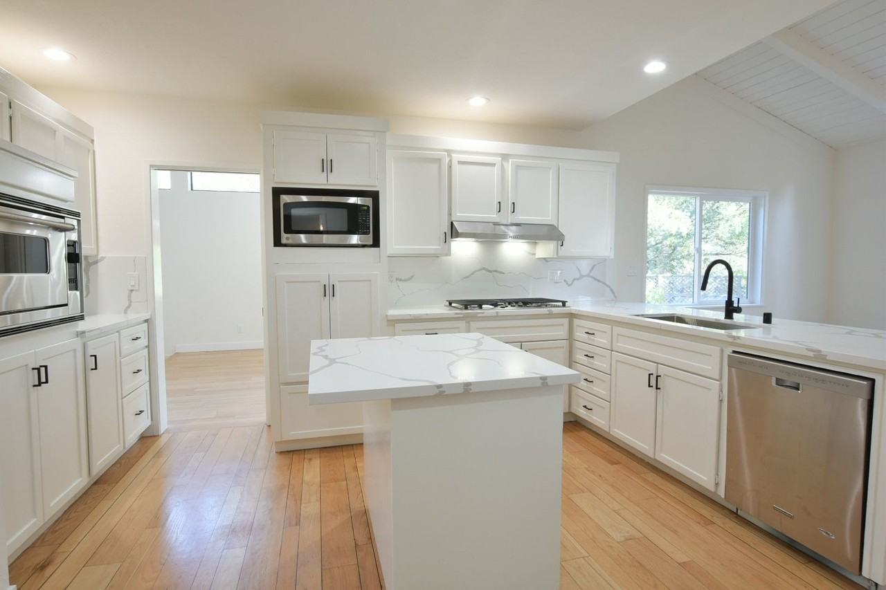 5318 Fairway Dr - Photo 3 of 29