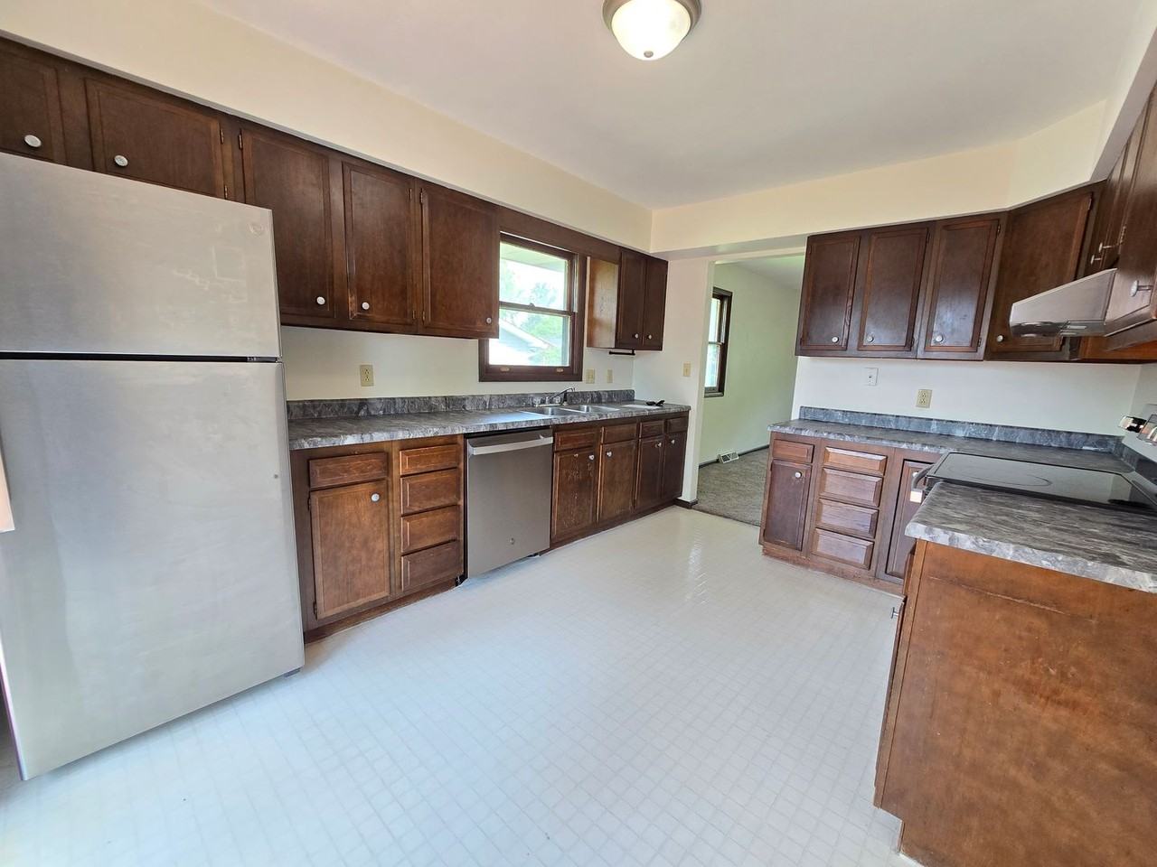 1705 Linda Ln - Photo 4 of 17