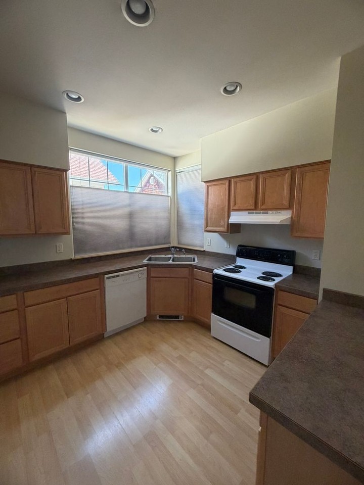 1222 8th St W - Photo 6 of 32