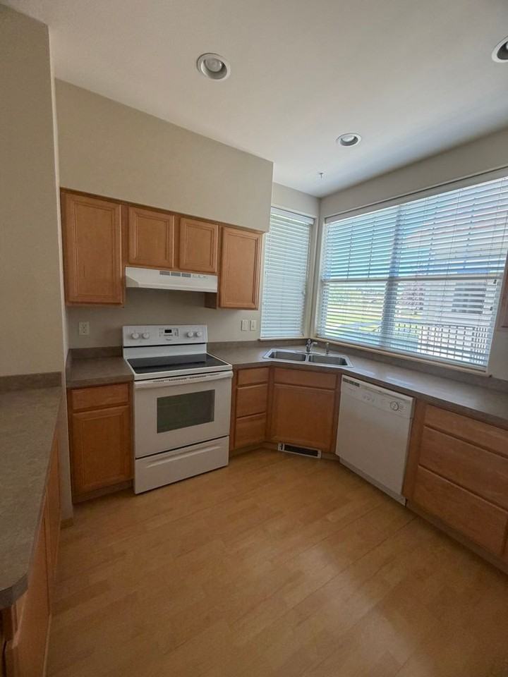 1224 8th St W - Photo 6 of 38