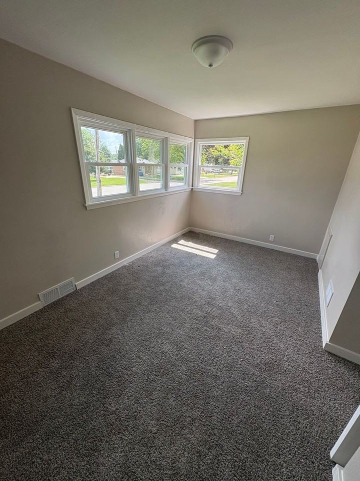 1745 Sager Ave - Photo 4 of 13