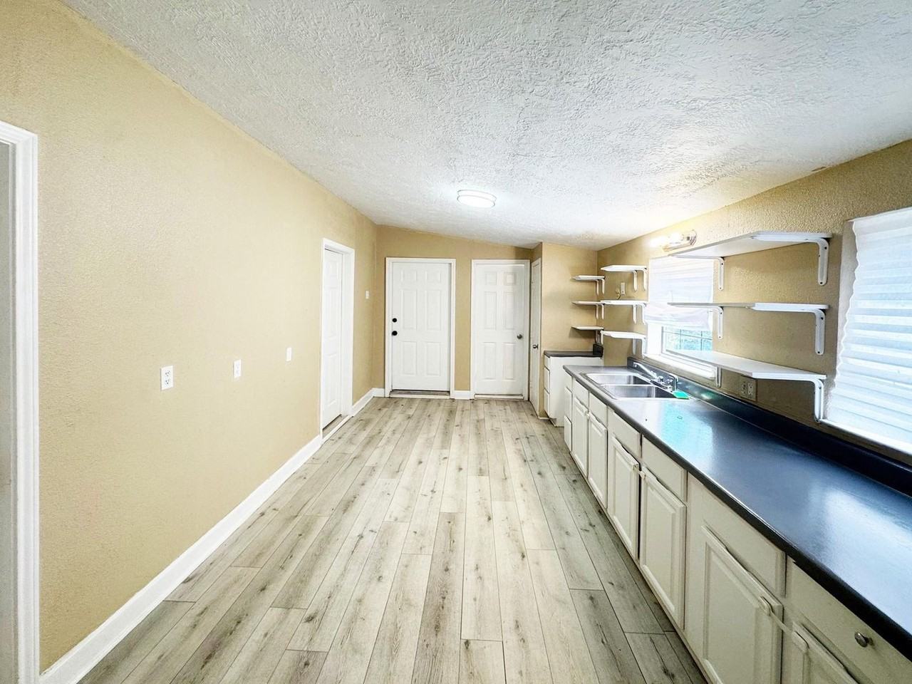 3621 Winnie St - Photo 5 of 14