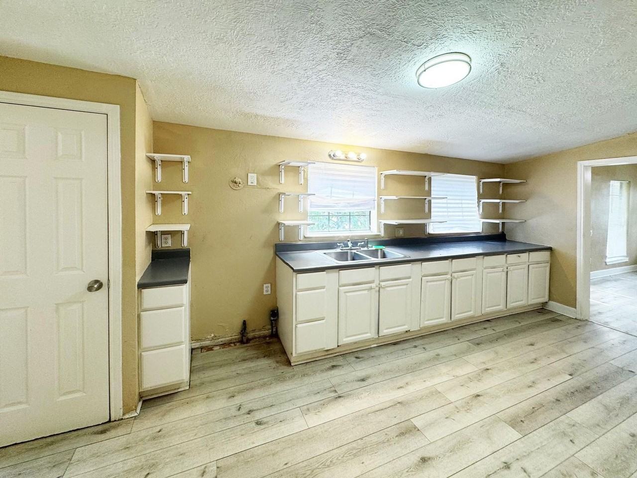 3621 Winnie St - Photo 6 of 14