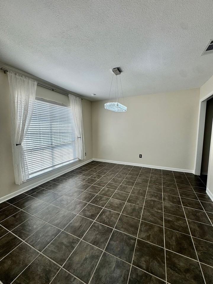 1315 Sussex Dr - Photo 3 of 22
