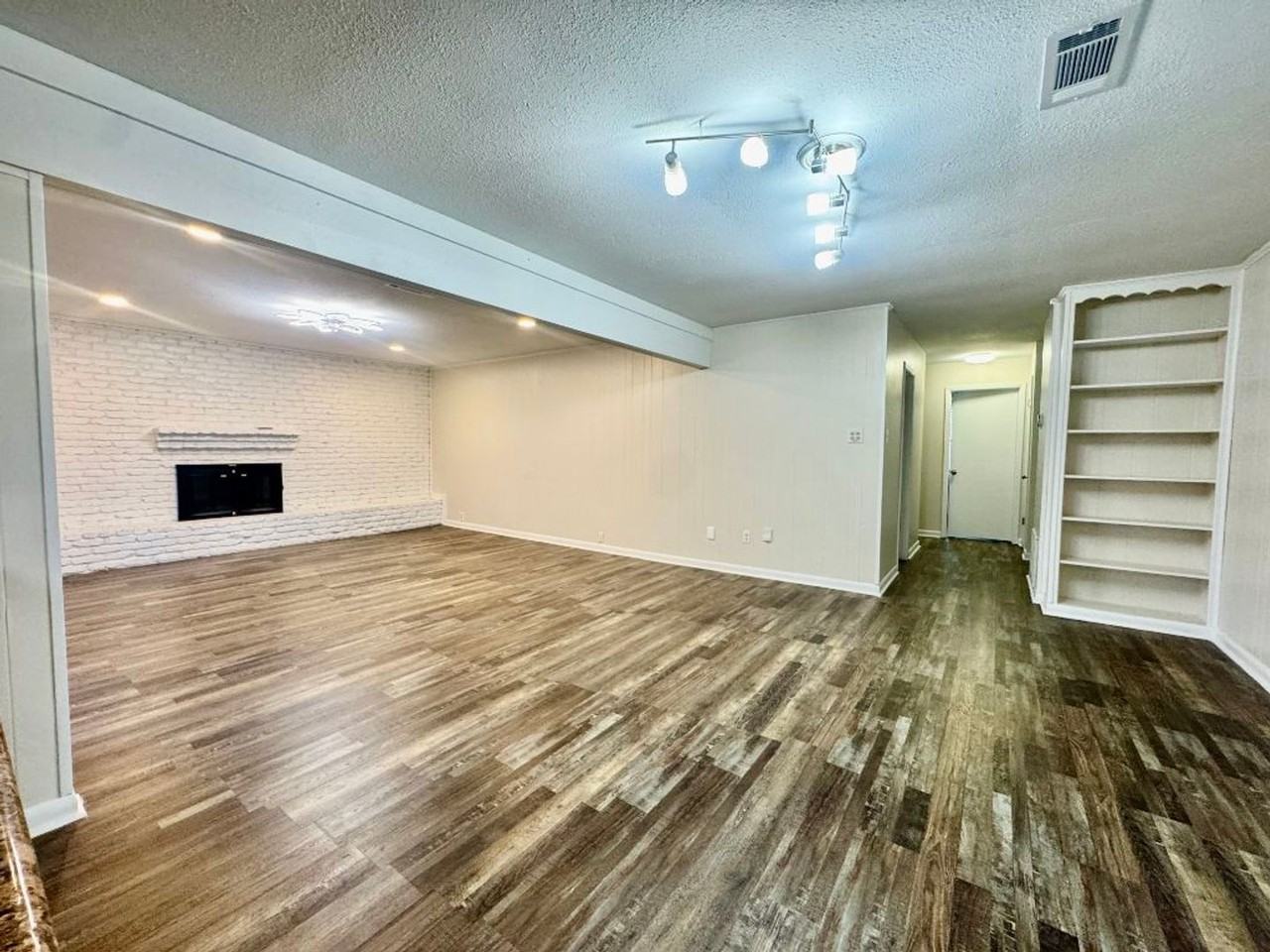 1315 Sussex Dr - Photo 4 of 22
