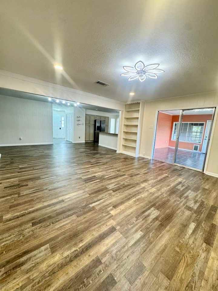 1315 Sussex Dr - Photo 5 of 22