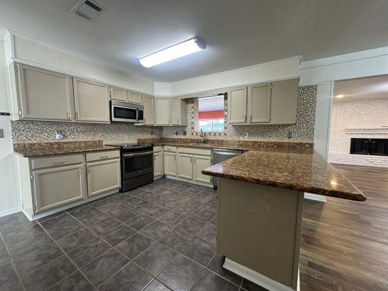 1315 Sussex Dr - Photo 6 of 22