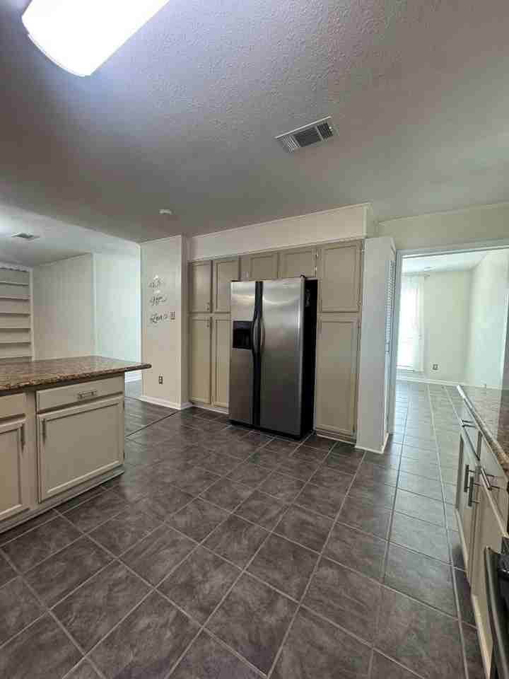 1315 Sussex Dr - Photo 7 of 22