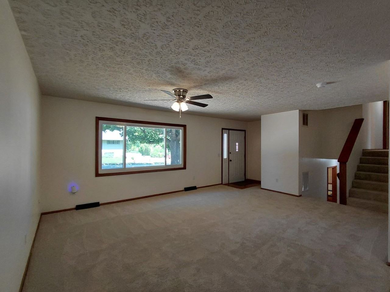 109 Vaughan Ave - Photo 3 of 24