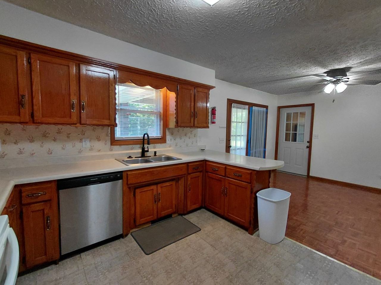 109 Vaughan Ave - Photo 6 of 24