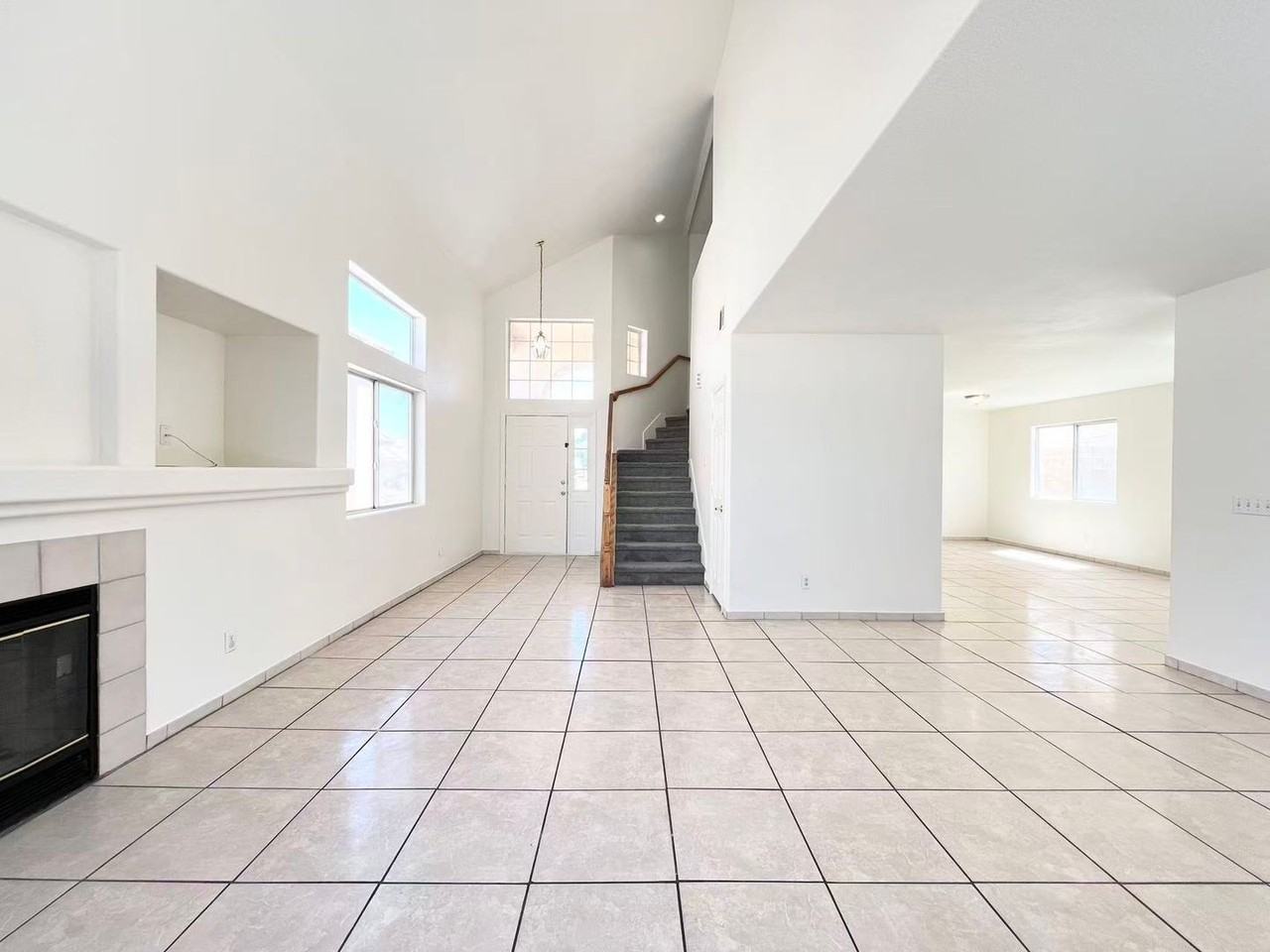 8284 W Rochelle Ave - Photo 3 of 28