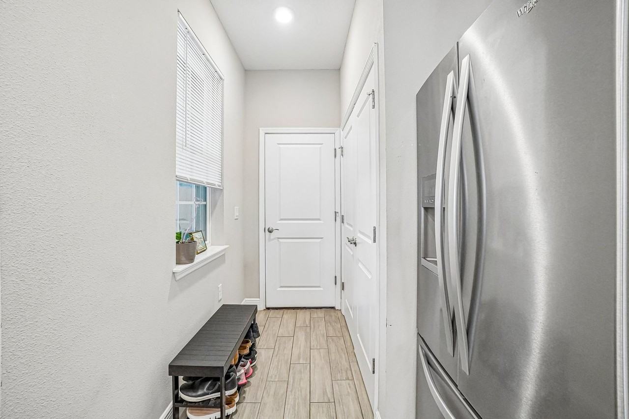 5282 Neil Dr - Photo 4 of 49