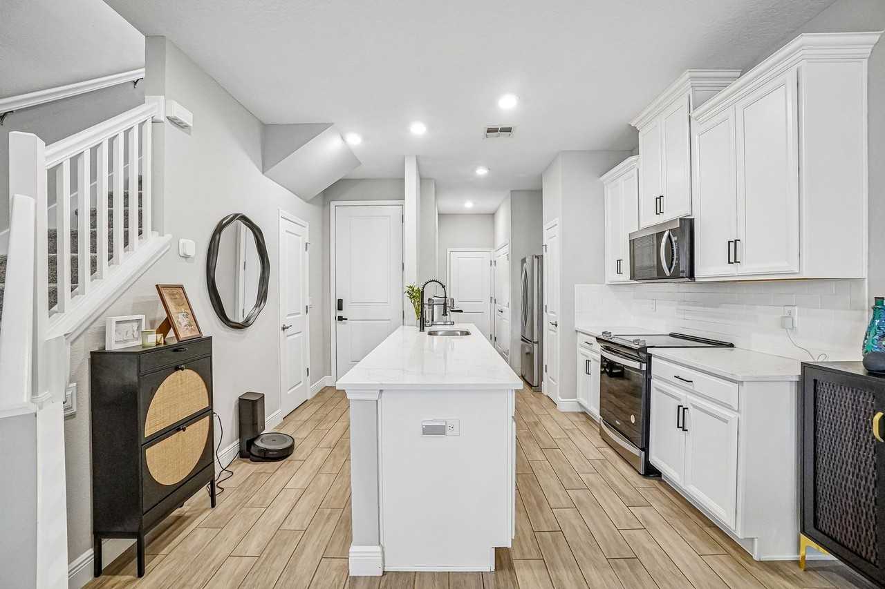 5282 Neil Dr - Photo 6 of 49