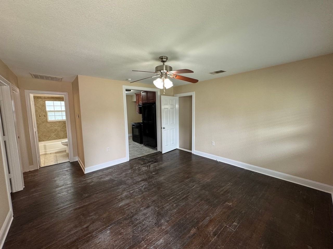 2729 Proctor Ave - Photo 2 of 10