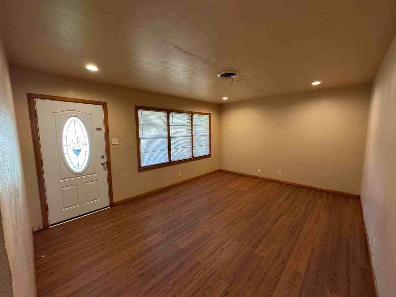 1005 N Willard Dr - Photo 2 of 10