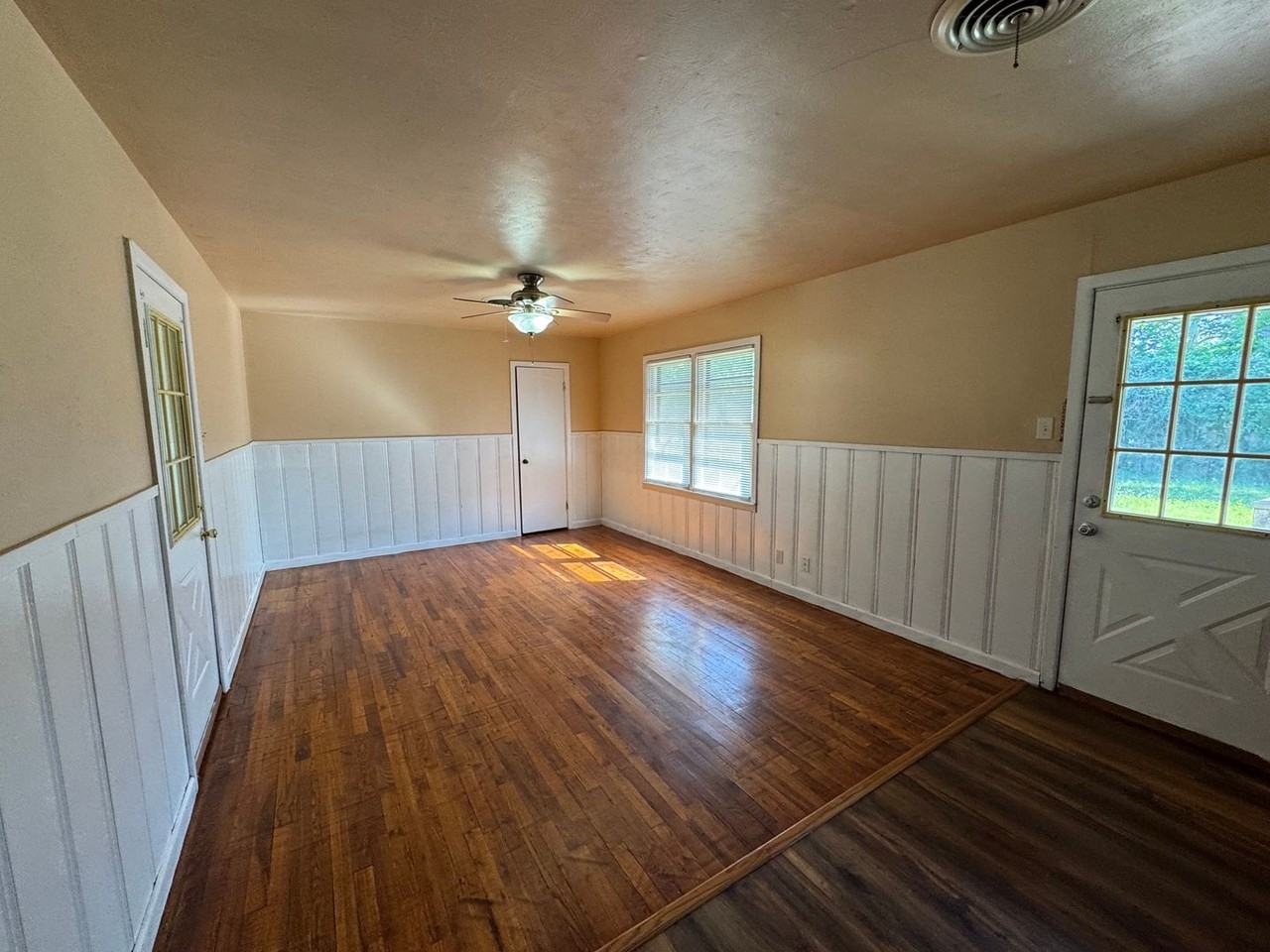 1005 N Willard Dr - Photo 3 of 10