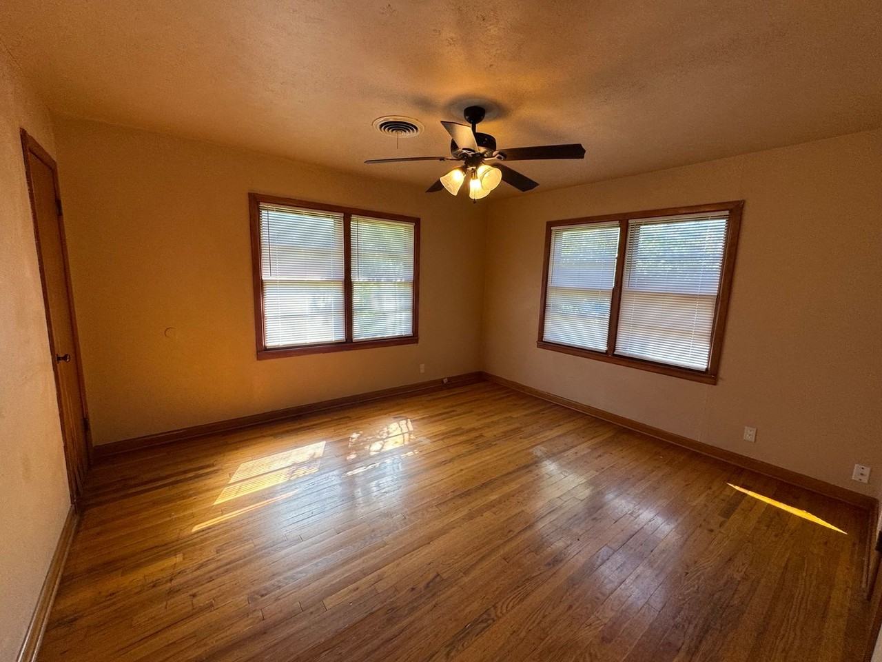1005 N Willard Dr - Photo 6 of 10