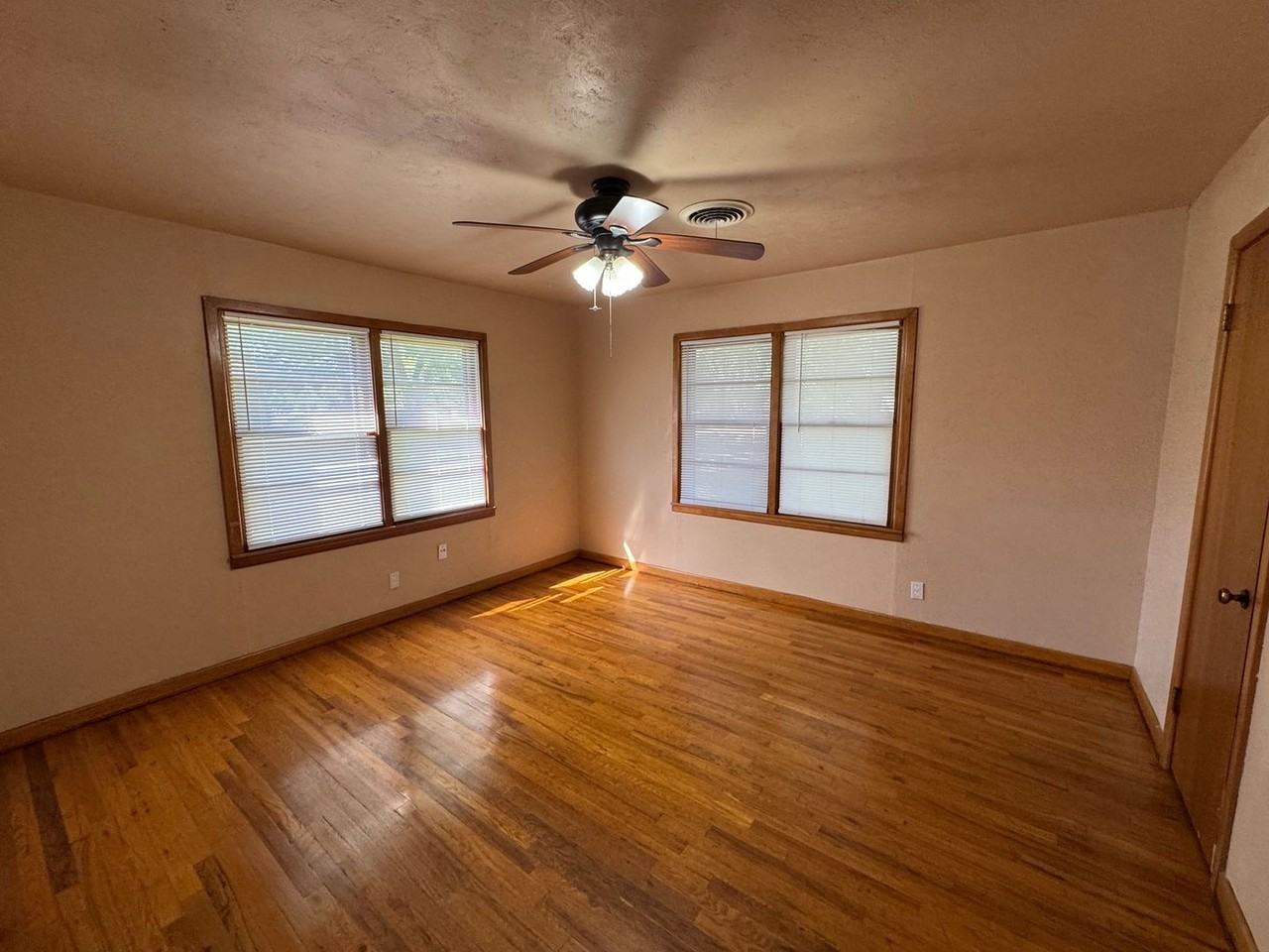 1005 N Willard Dr - Photo 7 of 10