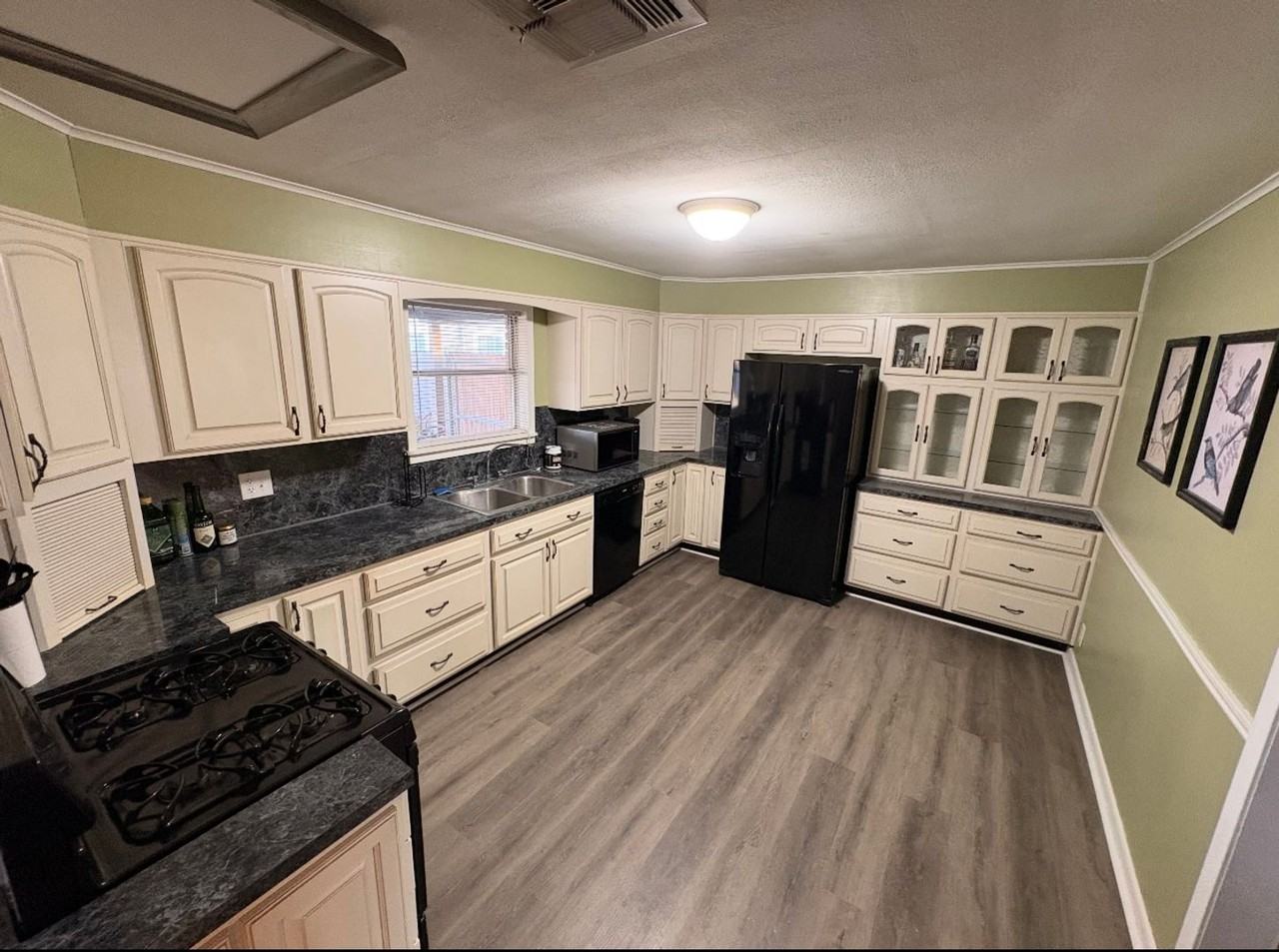 126 W Lee St - Photo 3 of 7