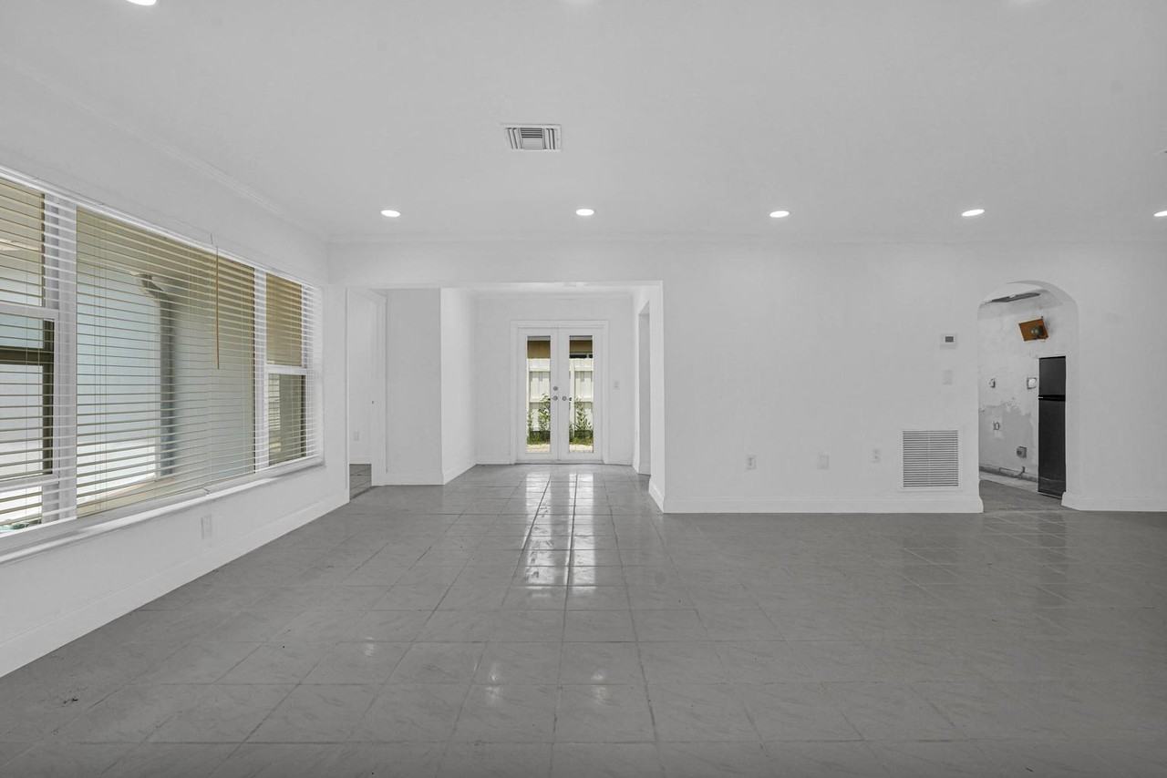 6621 Perry Street - Photo 2 of 24