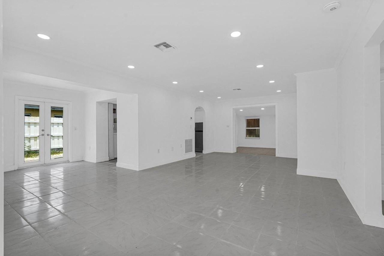 6621 Perry Street - Photo 4 of 24