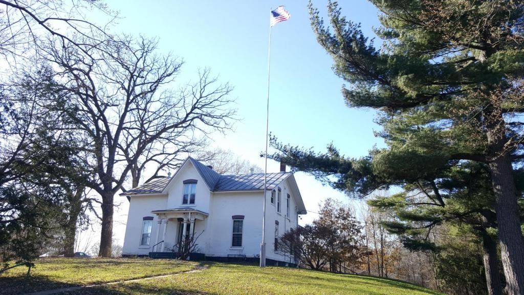 114 S Black River St - Photo 3 of 36