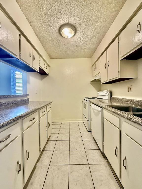 1624 Newport Pl Apt D - Photo 2 of 15