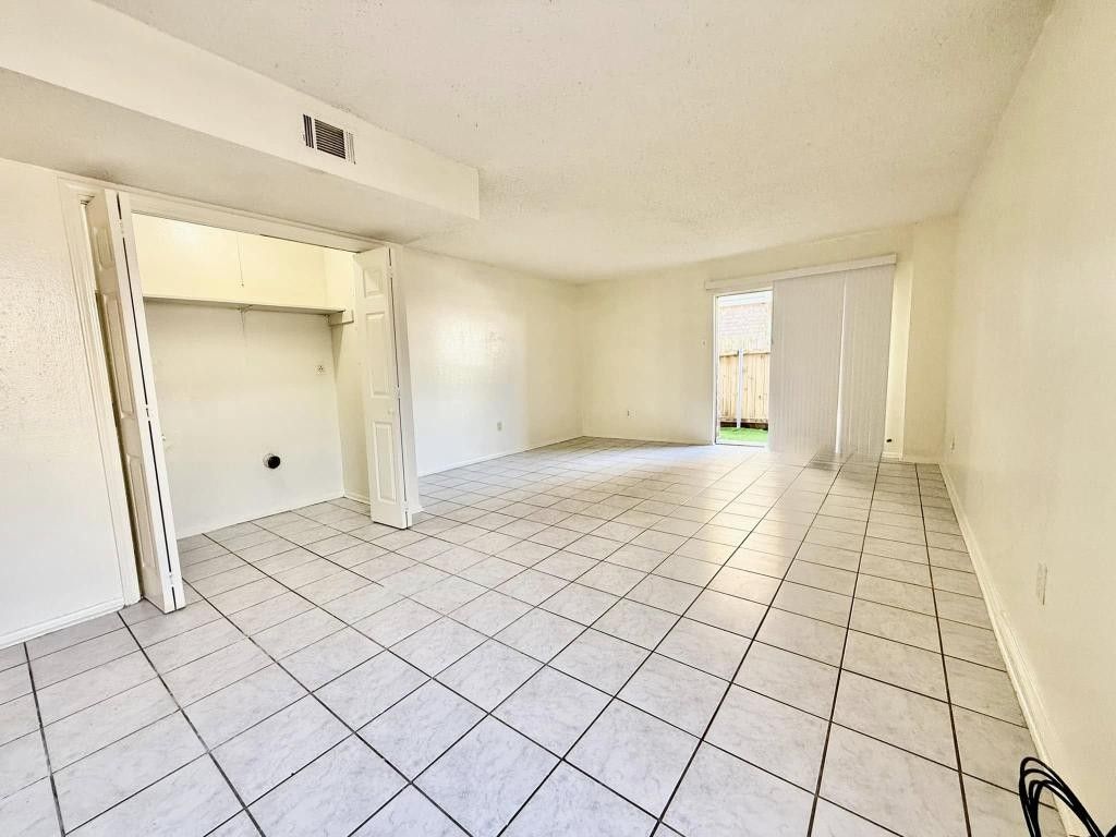1624 Newport Pl Apt D - Photo 6 of 15