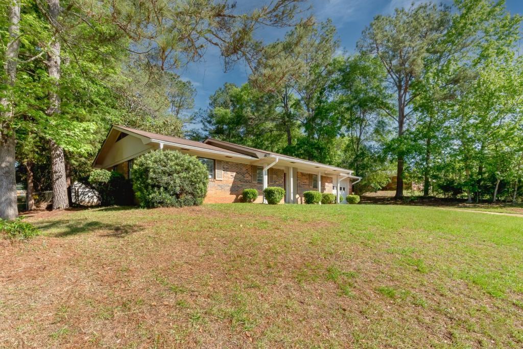 413 Springdale Dr - Photo 2 of 17