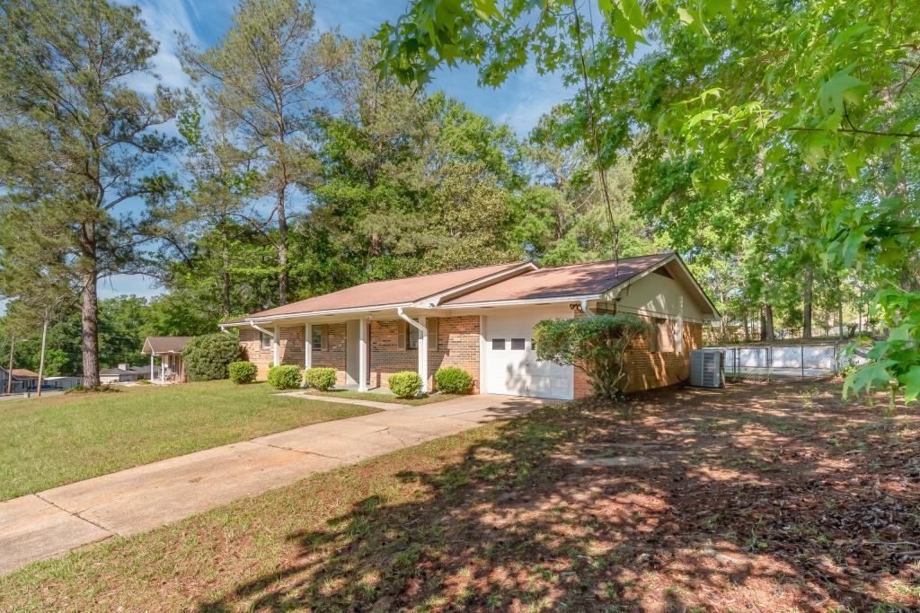 413 Springdale Dr - Photo 3 of 17