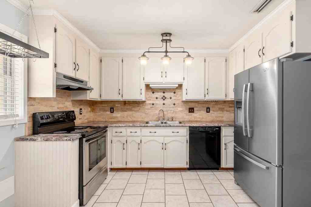 413 Springdale Dr - Photo 5 of 17