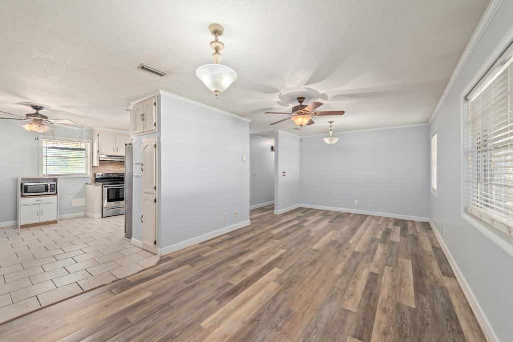 413 Springdale Dr - Photo 6 of 17