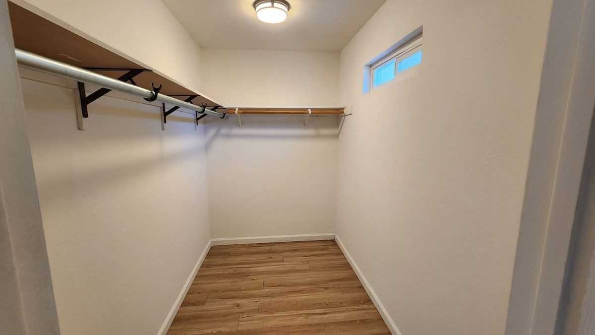 1385 Wimbledon Ct - Photo 3 of 17