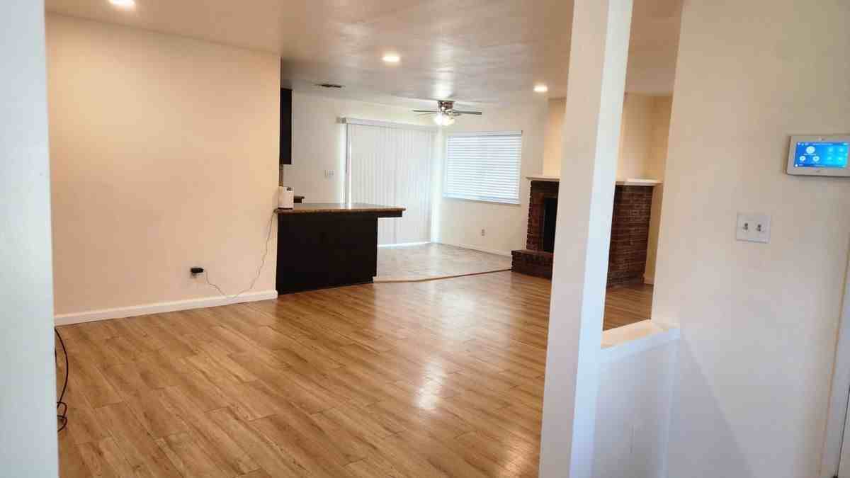 1385 Wimbledon Ct - Photo 6 of 17
