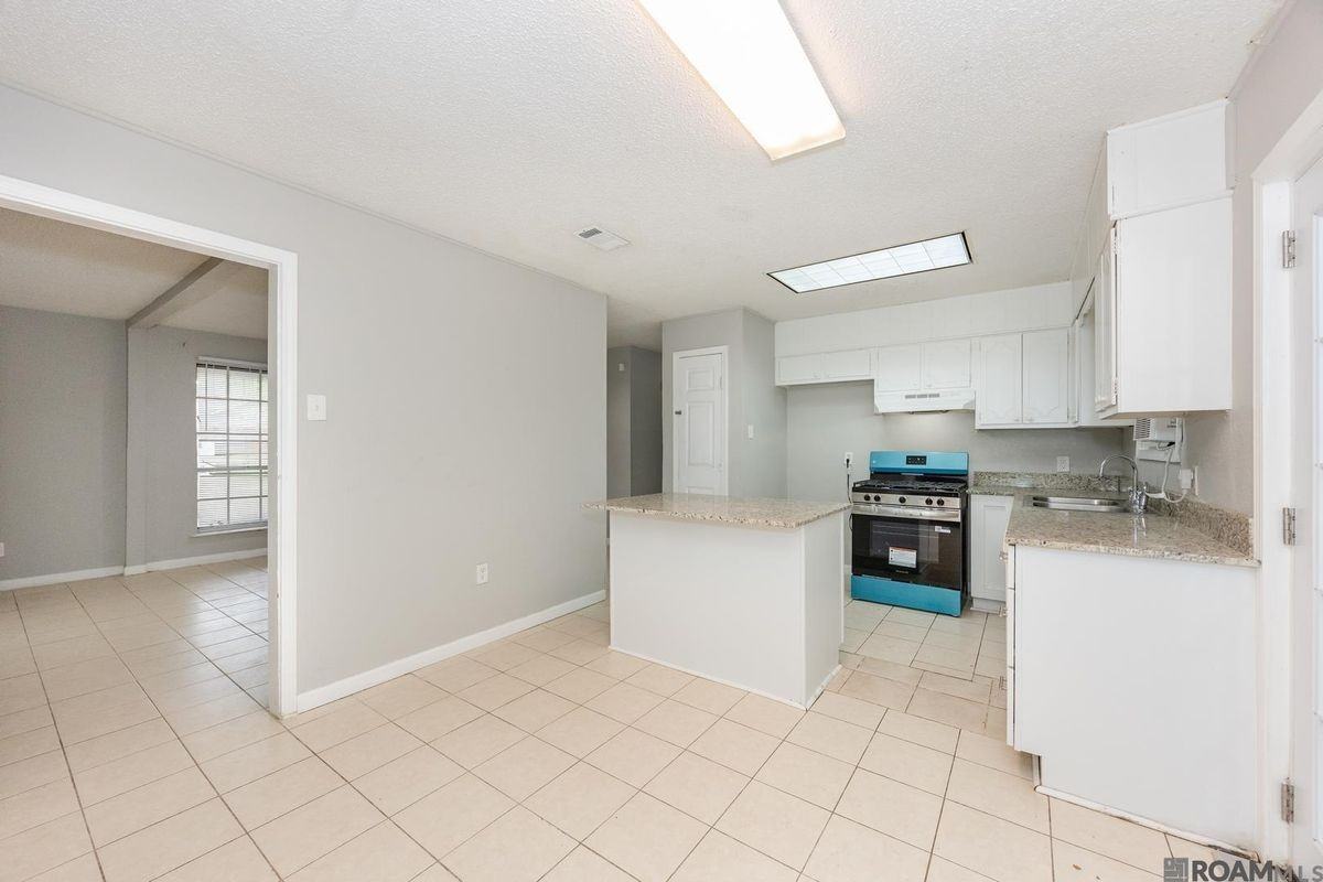 7224 Meadow Park Ave - Photo 5 of 17