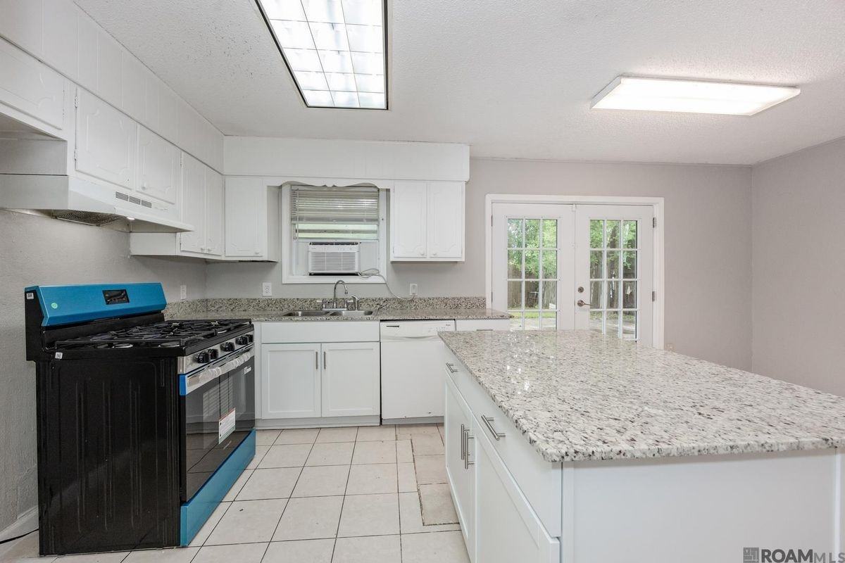 7224 Meadow Park Ave - Photo 6 of 17