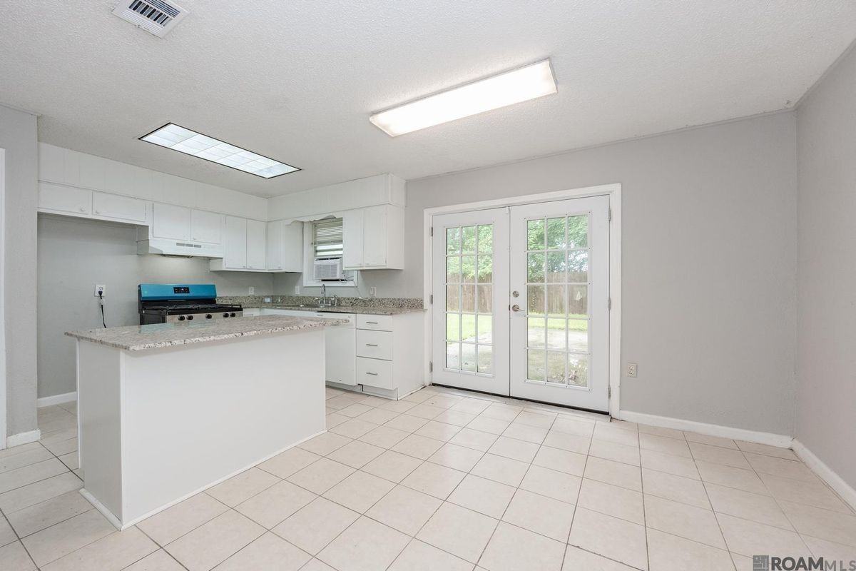 7224 Meadow Park Ave - Photo 7 of 17