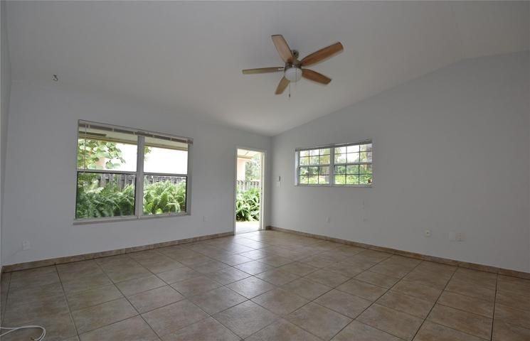 501 Sw 17th St - Photo 2 of 9