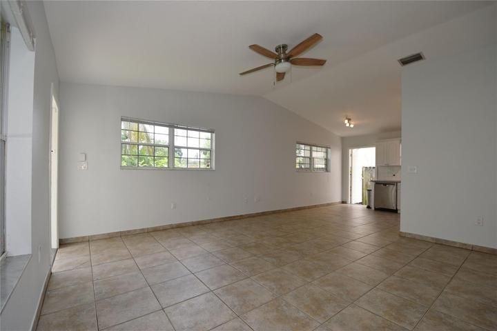 501 Sw 17th St - Photo 3 of 9
