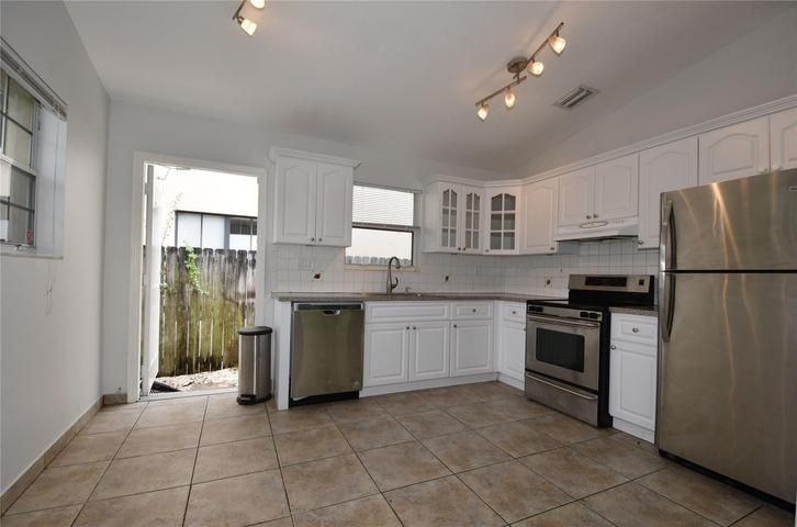 501 Sw 17th St - Photo 4 of 9